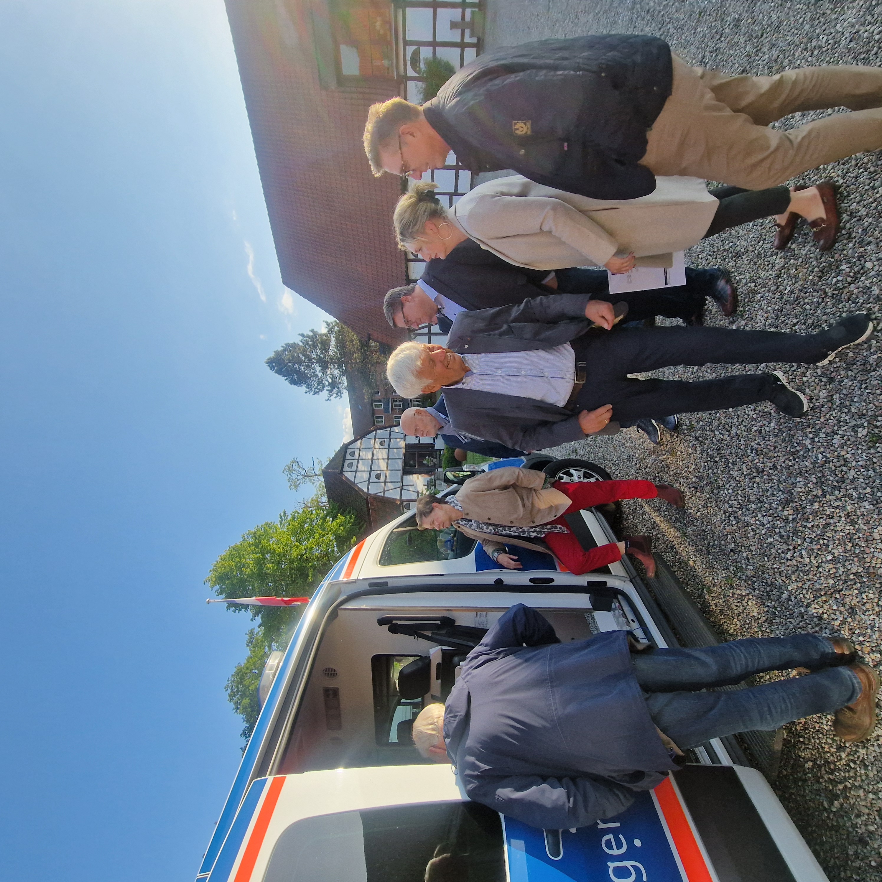 Bei einem Besuch des Wünschewagens vor Ort in Neustadt konnten sich die Lions Club-Mitglieder persönlich ein Bild machen, in den Wagen hineinschauen und mit dem engagierten Ehrenamtlichen sprechen