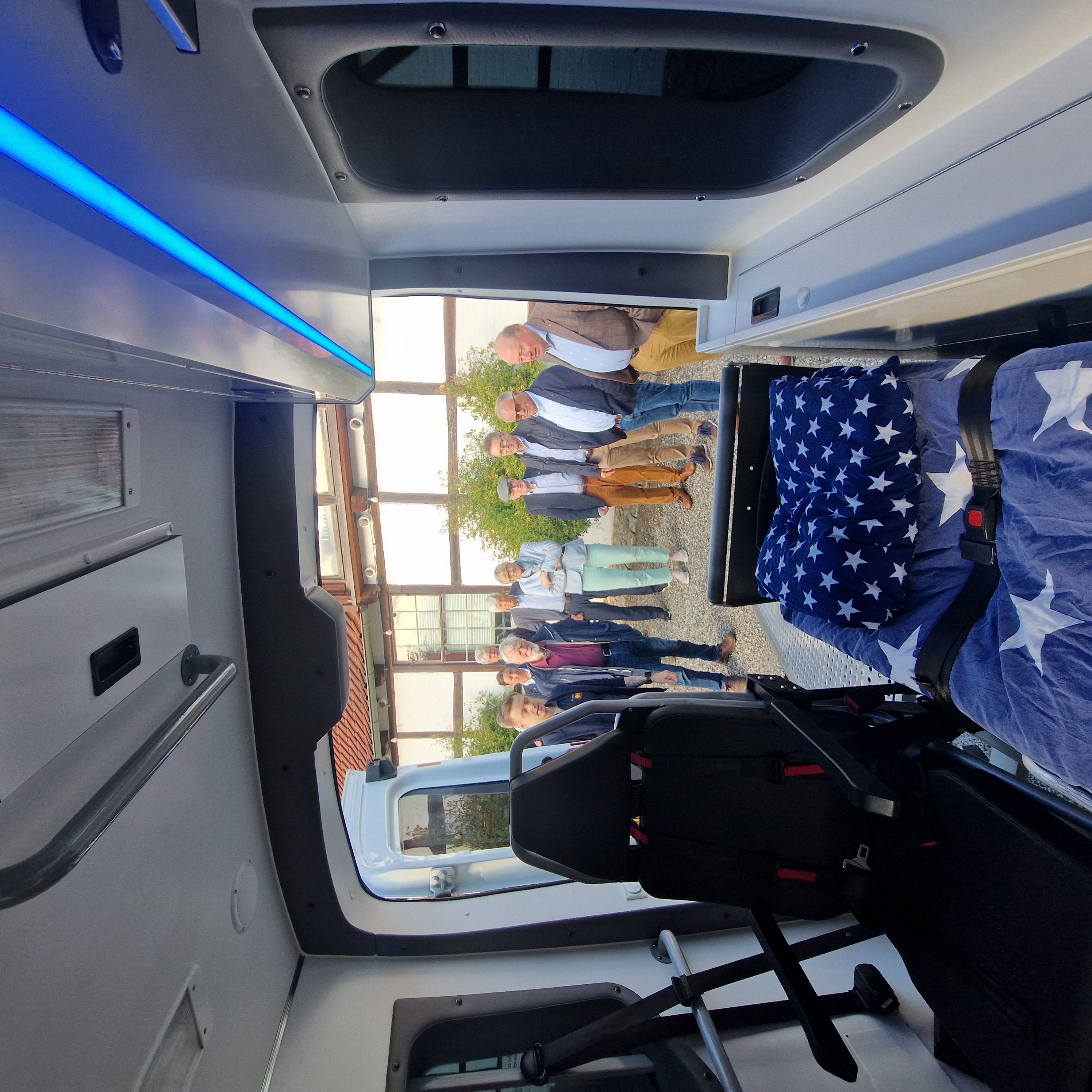 Bei einem Besuch des Wünschewagens vor Ort in Neustadt konnten sich die Lions Club-Mitglieder persönlich ein Bild machen, in den Wagen hineinschauen und mit dem engagierten Ehrenamtlichen sprechen