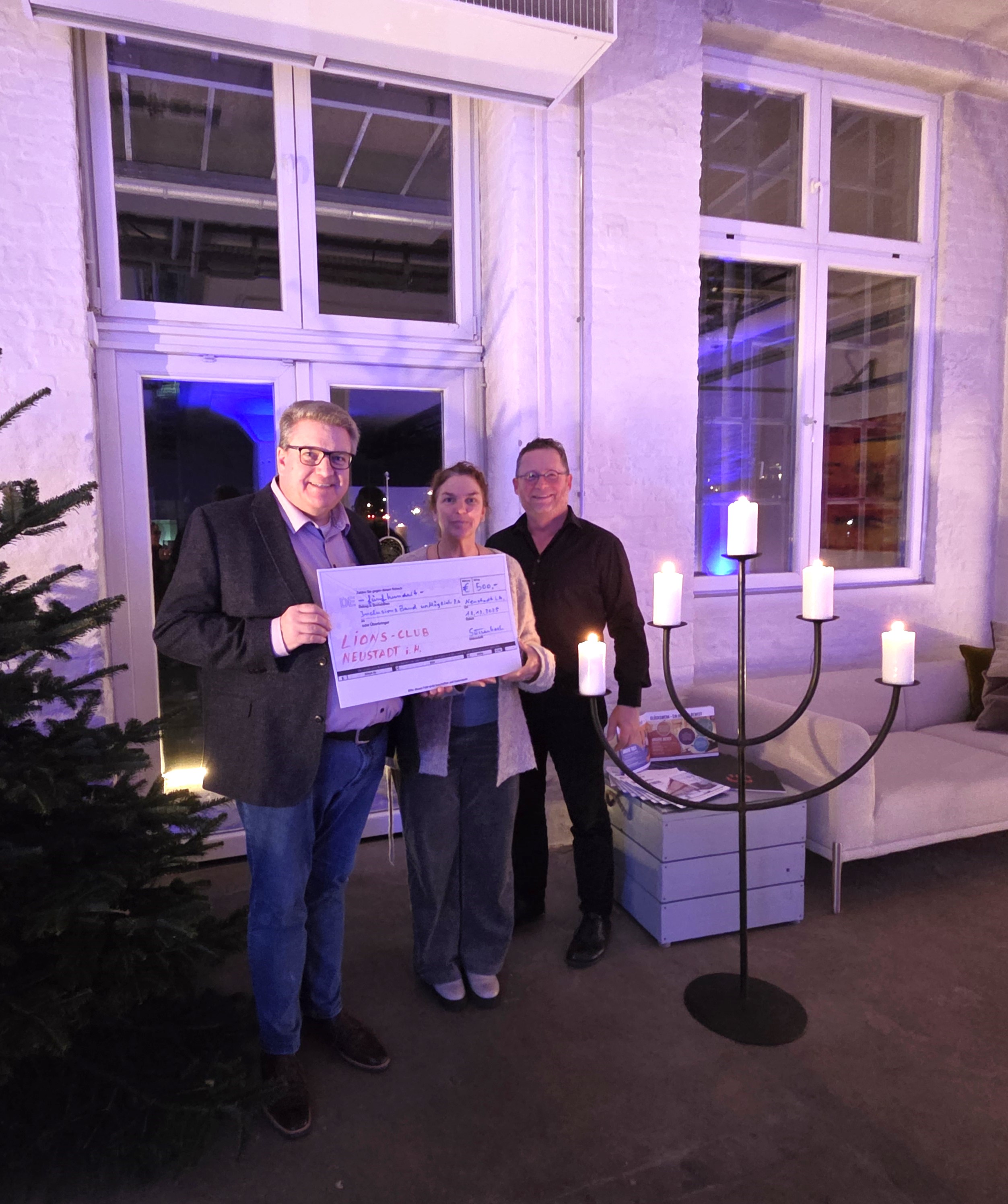 Lions Präsident Dirk Süssenbach mit Torsten Lengsfeld und Karmen Funk