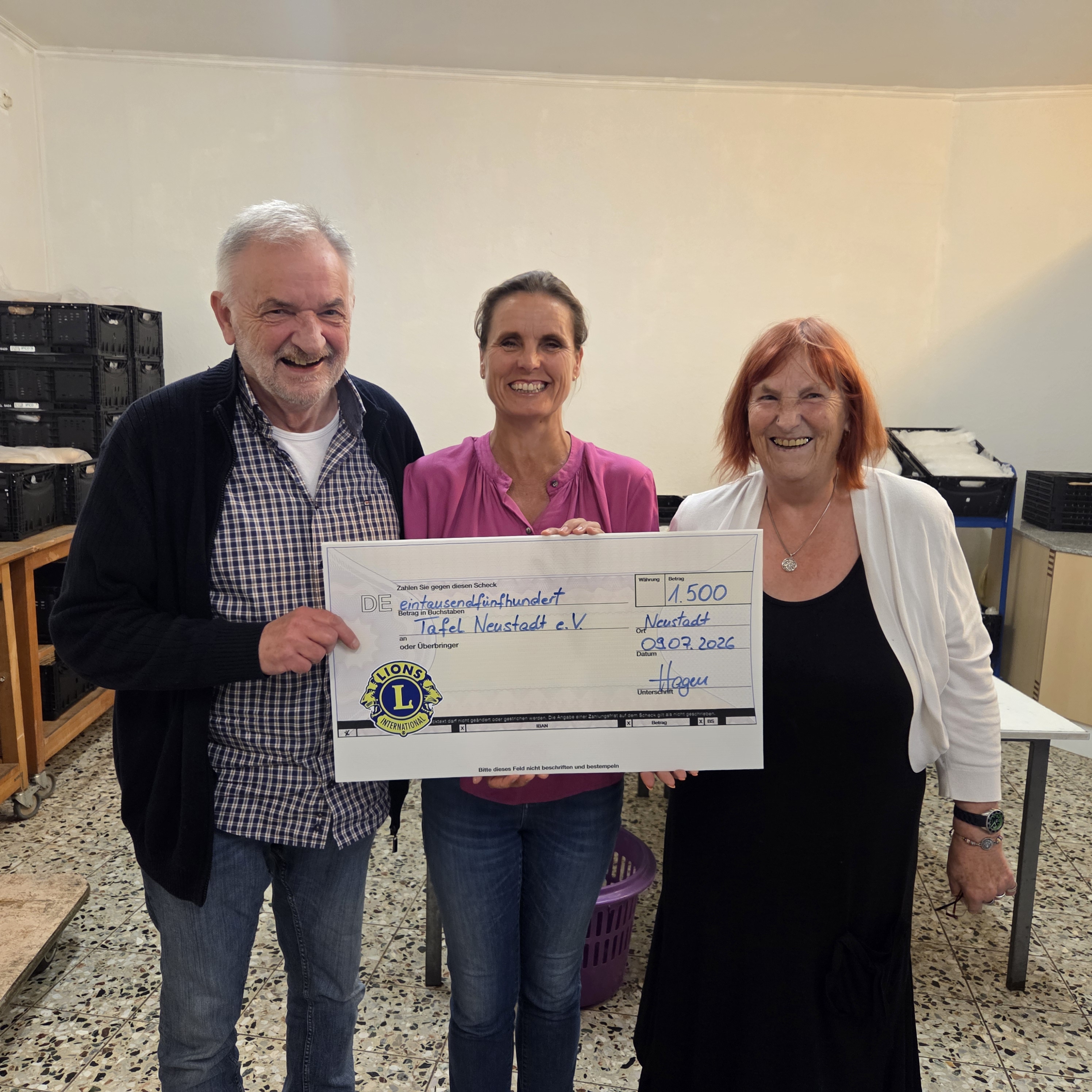 Den symbolischen Scheck über 1.500 Euro übergab Club-Präsidentin Stephanie Hagen an den 1. Vorsitzenden Olf Leder und die Mitarbeiterin Gabriela Nellies, die sich sehr über die Unterstützung freuten.