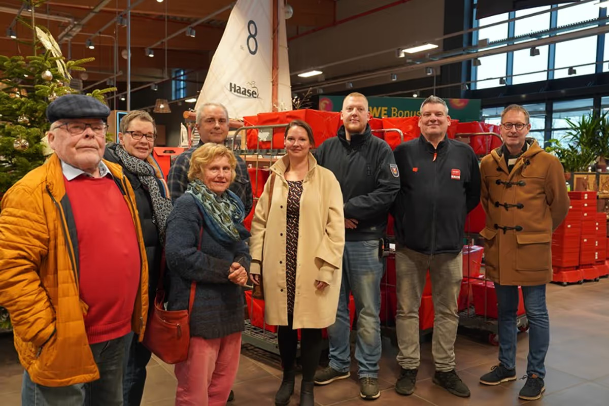 Jochen von Pappenheim, Ulrike Kohlmorgen (DKSB), Mechtild Piechulla (DKSB), Küster Walter Raese, Pastorin Sarah Lotzkat, David Linow vom Amt für gesellschaftliche Angelegenheiten, Rewe-Marktmanager Thorsten Preuß und Organisator der Aktion Ralf Hübner (v. lks.) bei der Übergabe der Pakete.