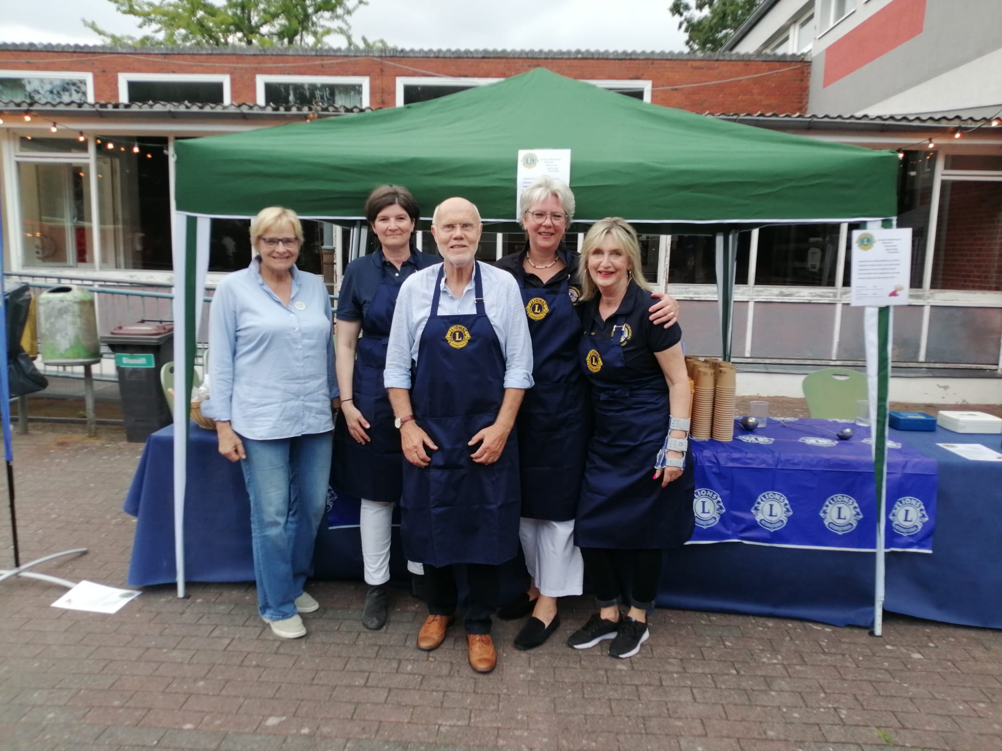 Lions Mitglieder unterstützen beim europäischen folklore festival