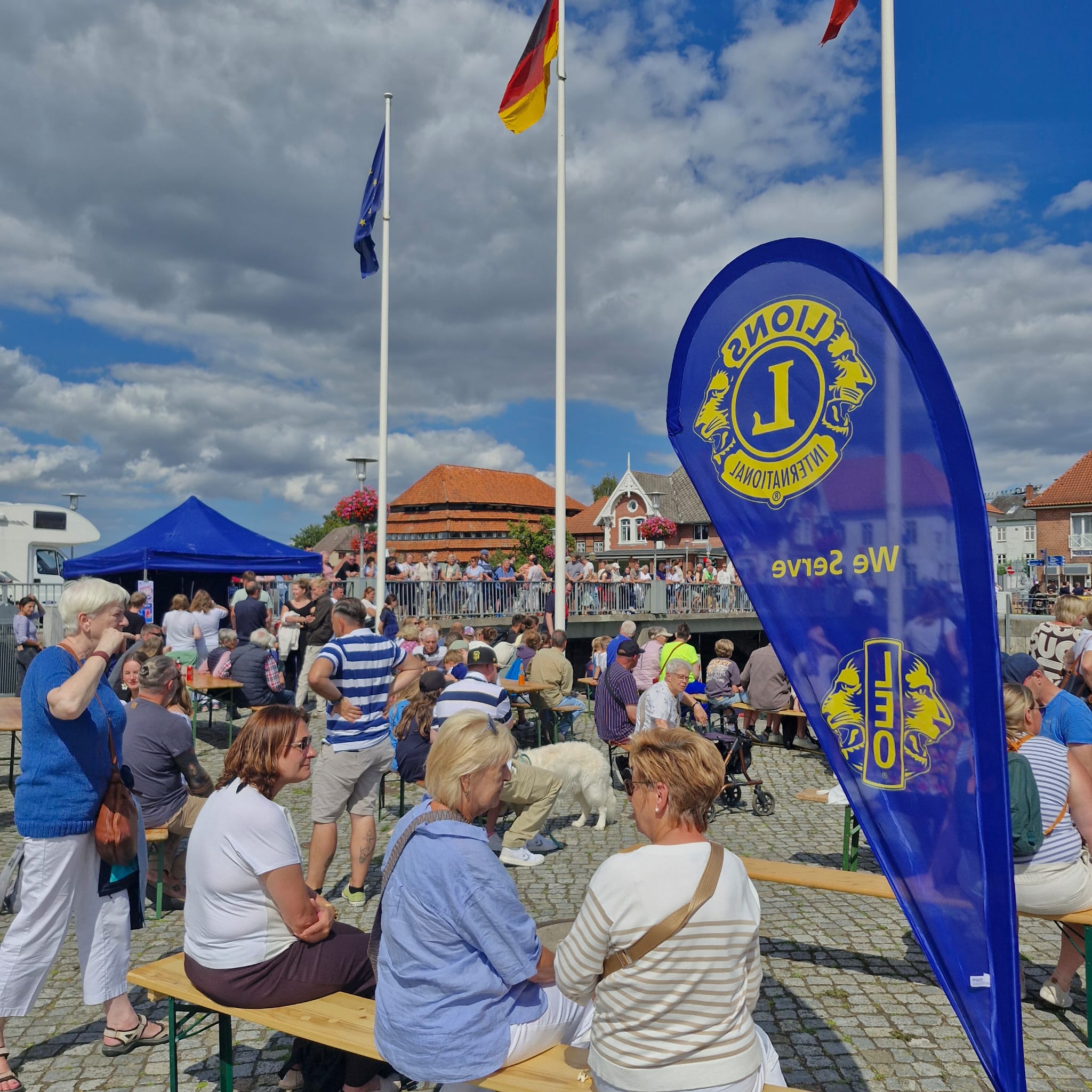 Viele Besucher beim Lions Entenrennen