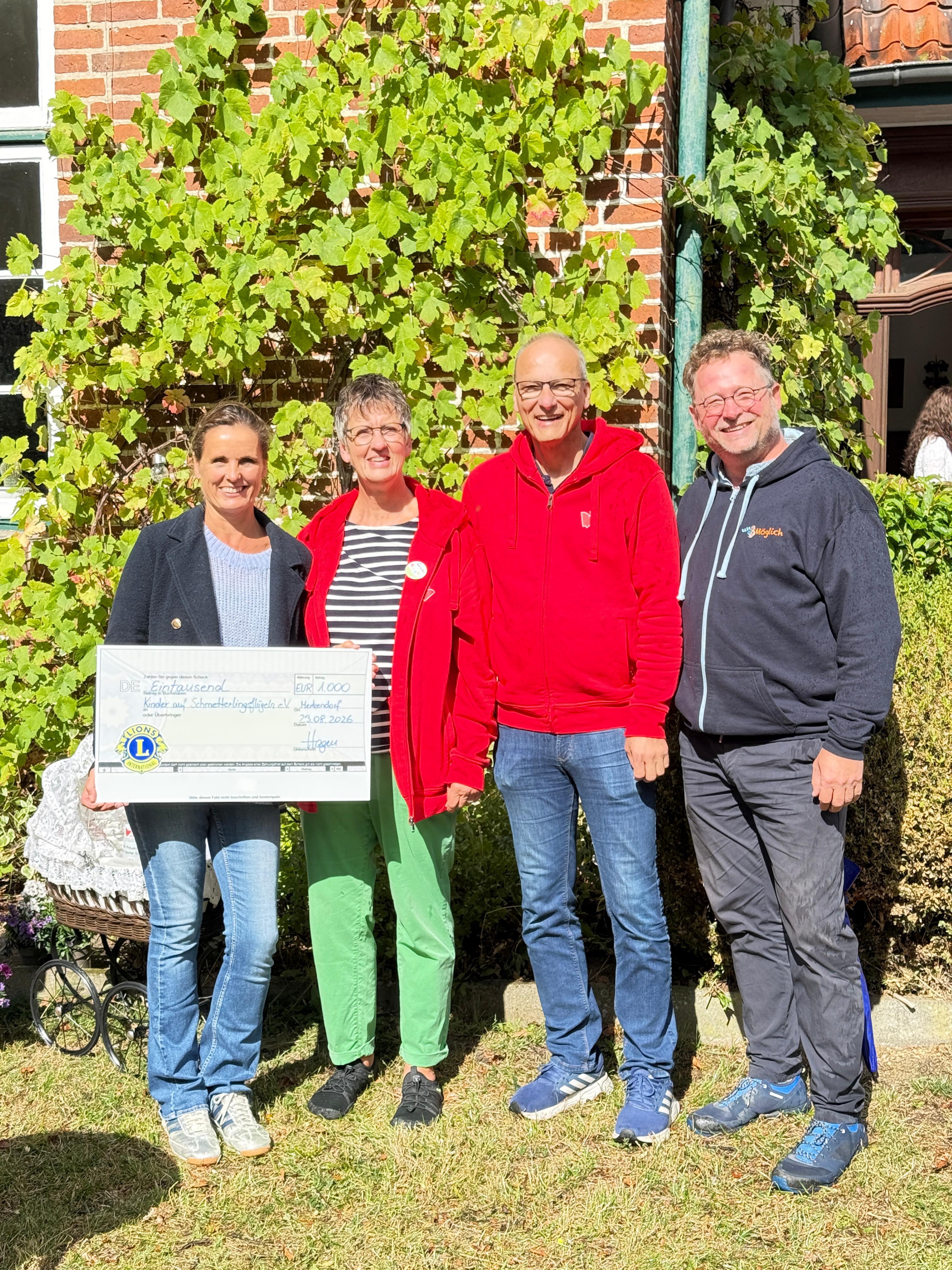 Lions-Club-Präsidentin Stephanie Hagen und Lions-Mitglied Torsten Lengsfeld übergaben einen symbolischen Scheck über 1.000 Euro an Stephan Dozel und Gabi Stienemeier-Goss für das wertvolle Engagement des Vereins mit Sitz in Pansdorf.