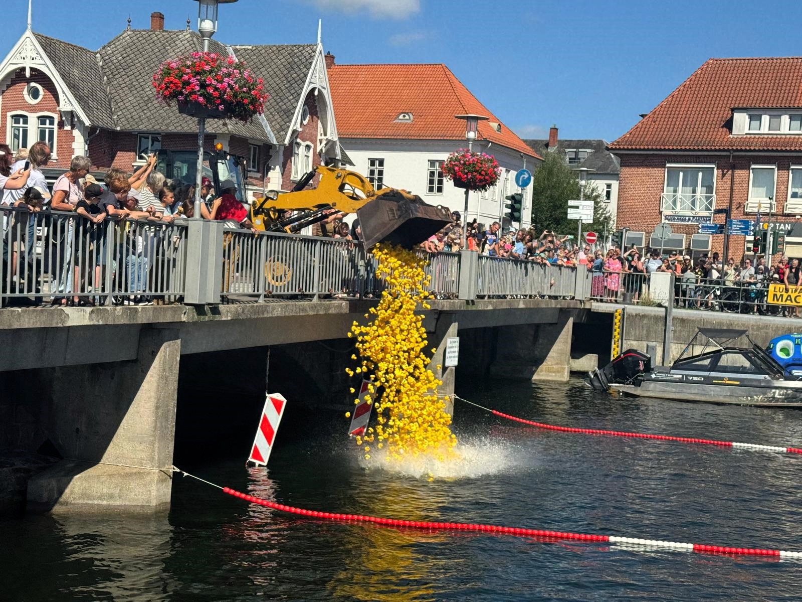 Startschuss für das Entenrennen im Neustädter Hafen