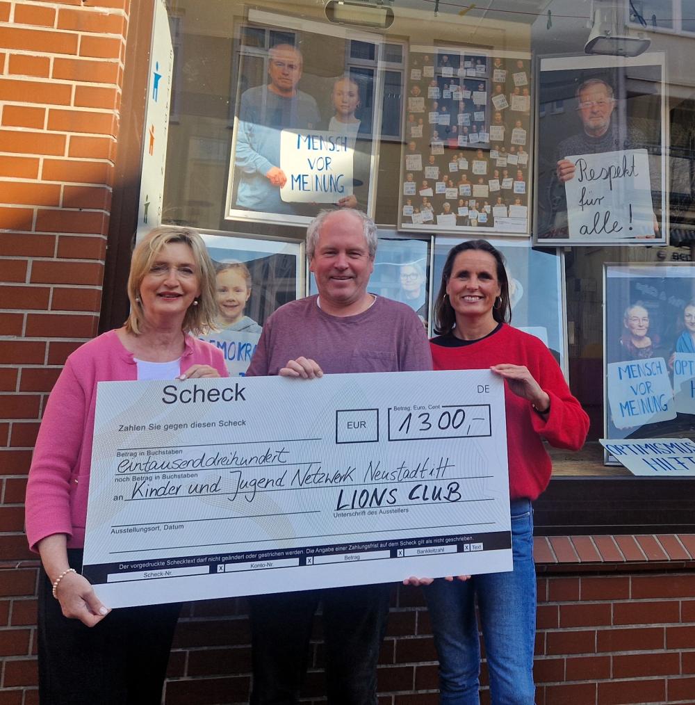 Ulrike Baumann, Präsidentin des Lions Club Neustadt, und Stephanie Hagen überreichten den symbolischen Scheck an Mano Salokat, den Vorsitzenden des KJN.