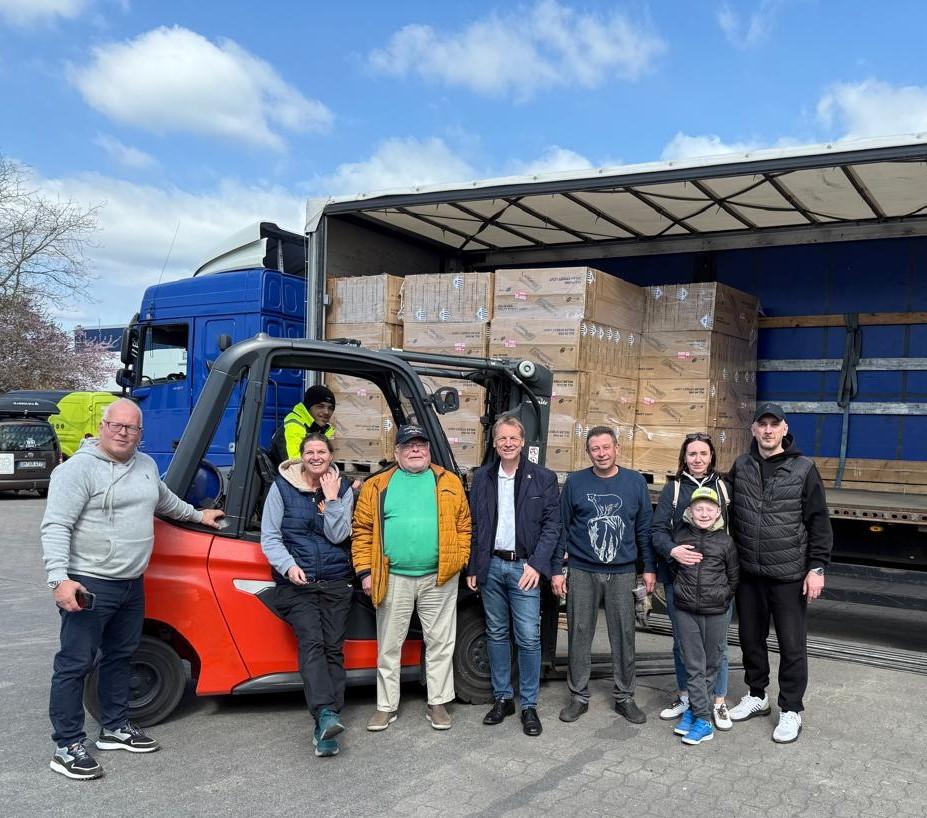 Organisiert wird der Transport von der örtlichen Initiative „Ostholstein hilft“ mit Heiko Haase. Auch die Lübecker Flüchtlingshilfe sowie die Ärztevereinigung „Notarzt Börse“ beteiligen sich an der Aktion.